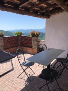 uma mesa de piquenique e cadeiras num pátio em Home Holidays Crasciana, con terrazza vista sulle Alpi Apuane. em Crasciana