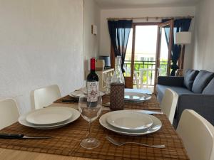 Lovely hideaway with pool and white sand beach的休息区