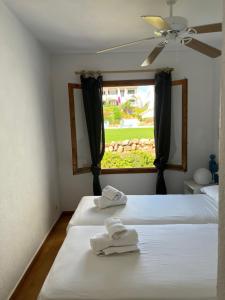 Lovely hideaway with pool and white sand beach客房内的一张或多张床位