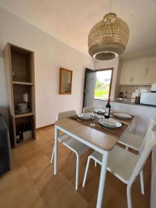 Lovely hideaway with pool and white sand beach的厨房或小厨房