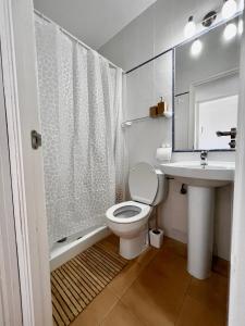 Lovely hideaway with pool and white sand beach的一间浴室