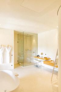 W łazience znajduje się szklana kabina prysznicowa i umywalka. w obiekcie MUSE Saint Tropez - Small Luxury Hotels of the World w Saint-Tropez