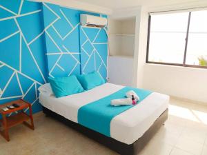 ein Schlafzimmer mit einem Teddybär auf einem Bett in der Unterkunft Apartamento Con vista al Mar B-3-9 in Cartagena de Indias