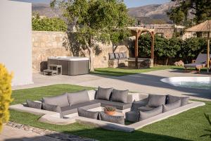 Posezení v ubytování SivasZen Family Villa, Heated Pool, Fitness & Play, By ThinkVilla