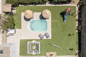 Bazén v ubytovaní SivasZen Luxury Villa, with Heated Pool & Spa Whirlpool, By ThinkVilla alebo v jeho blízkosti