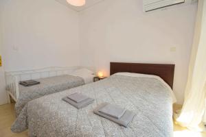 Llit o llits en una habitació de Eclectic Apartment with Stunning Seaview