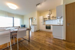 
A kitchen or kitchenette at Solar Apartments - Foorum Centre
