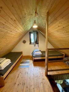 a room with two bunk beds and a window at Chata w Ciszy in Uście