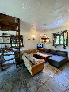a living room with a couch and a table at Chata w Ciszy in Uście