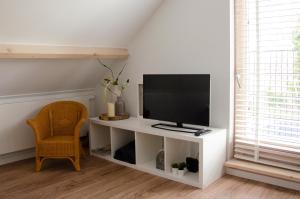 TV a/nebo společenská místnost v ubytování Bed and Breakfast Bedstay op 8