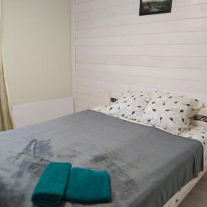 Un dormitorio con una cama con toallas azules. en Good House en Slavske