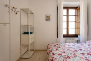 Postel nebo postele na pokoji v ubytování La Dimora del Borgo Antico - Holiday House in Tuscany Lunigiana near 5 Terre, WiFi, Panoramic Terrace