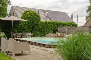 Bazén v ubytování Bed and Breakfast Bedstay op 8 nebo v jeho okolí