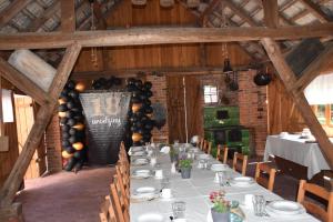 Reštaurácia alebo iné gastronomické zariadenie v ubytovaní Gosciniec Pod Debem