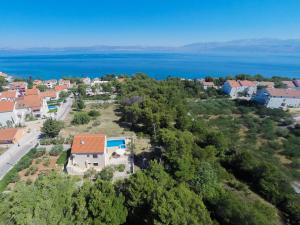 an aerial view of a house with the ocean in the background at Holiday Home Tanja in Sutivan