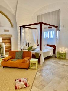 1 dormitorio con 1 cama y 1 sofá en una habitación en Il Nachiro, en Morciano di Leuca