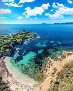 una vista aerea di un'isola nell'oceano di Prendas Antigas - vacanze a Teulada a Teulada