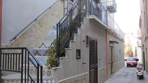 um edifício com escadas e azulejos ao lado em Aurora Bed and Breakfast em Santo Stefano di Camastra