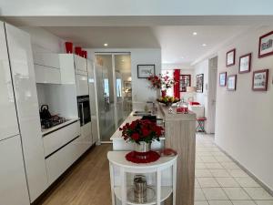 een grote keuken met witte kasten en rode accenten bij 120m2 avec deux terrasses ensoleillées à Biarritz in Biarritz