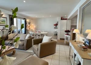 Posedenie v ubytovaní 120m2 avec deux terrasses ensoleillées à Biarritz
