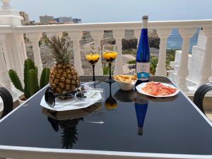 - une table avec de la nourriture et des boissons sur un balcon dans l'établissement Luar del Carmen, à Callao Salvaje