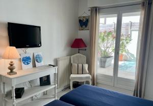 Televízia a/alebo spoločenská miestnosť v ubytovaní 120m2 avec deux terrasses ensoleillées à Biarritz + 8 fotografií