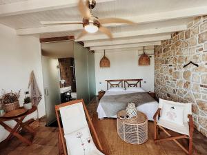 Tempat tidur dalam kamar di Kallmi View Eco Rooms