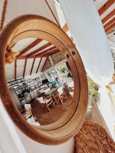 Area tempat duduk di Kallmi View Eco Rooms