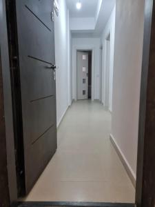 un pasillo vacío con una puerta y un pasillo en Deluxe 2 bedroom apartment with balcony and private parking, en Bragadiru