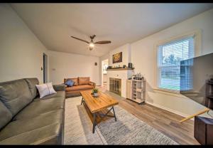 sala de estar con sofá y mesa en Modern Home • Family Friendly • Grill • Fireplace, en Erie