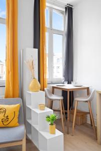 een woonkamer met een tafel en een stoel bij *Lasuite #2 YELLOW* in Valenciennes
