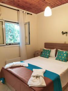 1 Schlafzimmer mit 2 Betten und einem Fenster in der Unterkunft MARINA in Perama