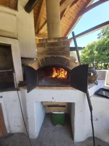 a brick oven with a fire inside of it at Róka's- Farm in Šupljak