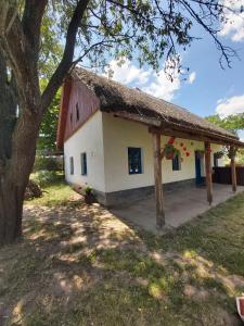 a small white building with a red roof at Róka's- Farm in Šupljak