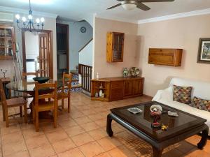 Billede fra billedgalleriet på Adosado con piscina y tenis i Benicàssim