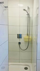 een badkamer met een douche en een wastafel bij Allgäulodge Memmingen in Memmingen