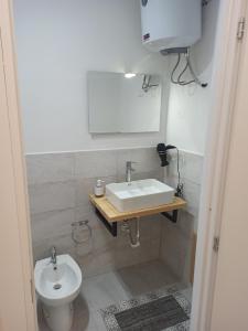 Un baño con lavabo e inodoro en A casa di nonna Maria, en Terrasini 21 fotos más