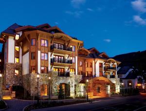 un gran edificio con luces delante en The Sebastian - Vail, en Vail