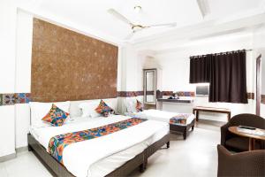 Postel nebo postele na pokoji v ubytování Hotel Omni Plaza