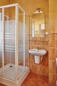 een badkamer met een douche en een wastafel bij Dom na Wzgórzu in Sarbinowo