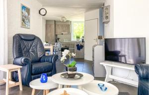 Et sittehjørne på 4 Bedroom Lovely Home In Bruinisse