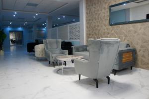 a waiting area with chairs and a table in a building at Valencia Hôtel & Appartements in Nouadhibou