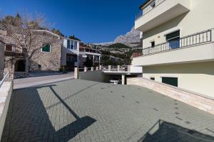 Budova, v ktorej sa apartmán nachádza + 17 fotografií
