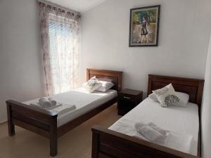 赫爾採格諾維的住宿－Lustica-Apartment Dora2，带窗户的客房内设有两张单人床。