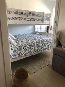 Habitación pequeña con litera y cesta en Vcc Home’s, en Puerto de Mazarrón