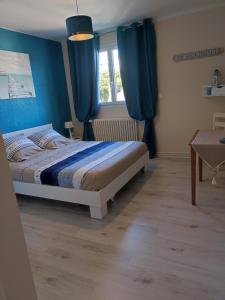 Un pat sau paturi într-o cameră la Les chambres d'hôtes du port de loguivy de la mer