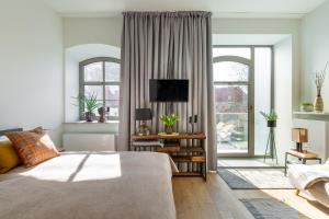 sypialnia z łóżkiem i dużym oknem w obiekcie Apartament Słoneczny - Młyn Maria - Art Apartments we Wrocławiu