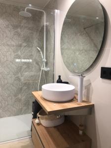 un baño con lavabo y espejo en Vcc Home’s, en Puerto de Mazarrón 19 fotos más