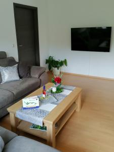 a living room with a coffee table and a couch at Ferienwohnung Siegel 