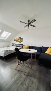 uma sala de estar com um sofá, uma mesa e uma cama em Ubytování Lednice em Lednice